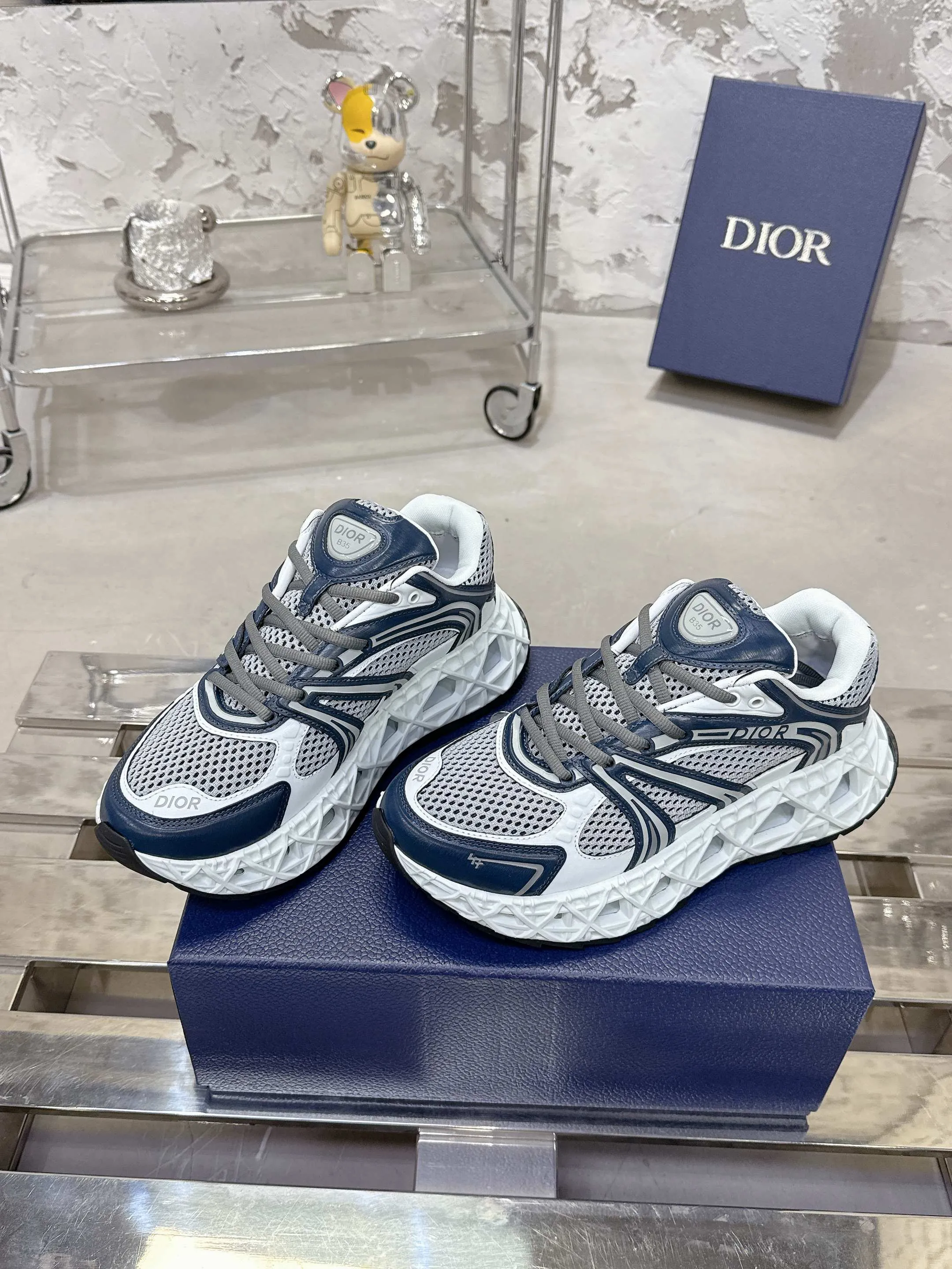 Factory price 780💰 Top version! ! ! Dior (B35) DIOR spring and summer men's wear show, the show was held at the Valle de Grasse School in Paris. Kim Jones drew inspiration from the works of South African artist Hylton Nel. The details of the shoes, clog soles and tribal elements, cleverly blended luxury craftsmanship and practicality, with fresh childishness and bright temperament, creating a new season hot spot. Dior KAWA Dior co-branded casual sports shoes reinterpret running shoes with Dior's high-end style. B35 is made of fine-textured leather and mesh fabric materials. It can be worn in all seasons, is comfortable and breathable, and has multiple lines on the shoe body to outline details. It has a full retro three-dimensional feel and can create a casual look all year round! Fabric: Cowhide/customized cloth material Lining: Imported breathable mesh Outsole: Original molded outsole Size: 39-46 (customized at 45.46)